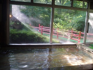 塩沢温泉湯川荘の桧風呂