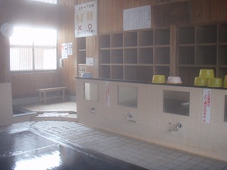 野沢温泉中尾の湯の脱衣棚とカラン