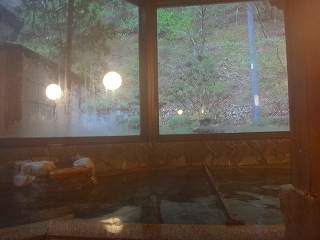 台温泉精華の湯の浴室の窓