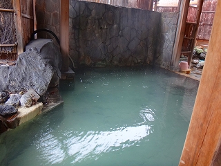 松川温泉 松川荘の女性専用露天風呂(屋根つき)