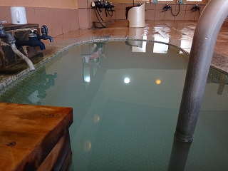 金浦温泉 学校の栖の非加熱硫黄泉浴槽