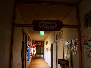 金浦温泉 学校の栖の食事処に至る廊下